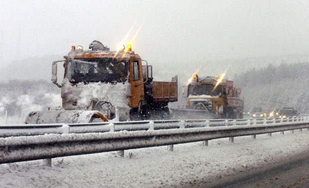 Сняг и инциденти блокират пътищата