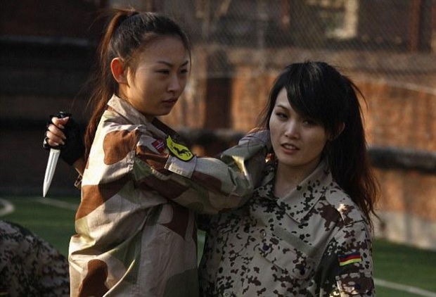 Жени бодигарди на мода в Китай