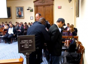 Арестуваха режисьора на "Газленд" на изслушване за шистовия газ