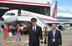 Джон Траволта дари самолет в памет на сина си