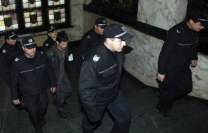 Оставиха запозрения за автопалежите в ареста по друго обвинение