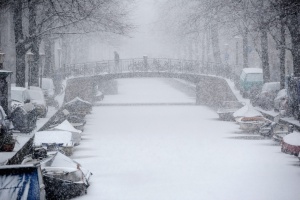 Снегът блокира Европа