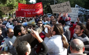 Демонстранти щурмуваха сирийското посолство в Атина