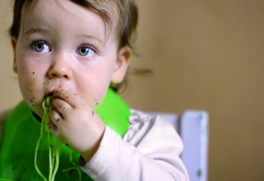 Децата, които се хранят сами, са по-здрави
