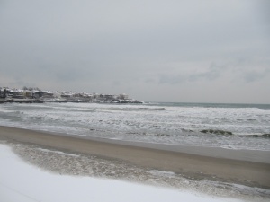 Вълни отнесоха съоръжения от плажа на Созопол