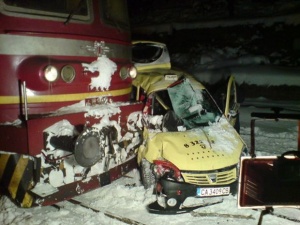 Такси се блъсна във влак на гара Лакатник