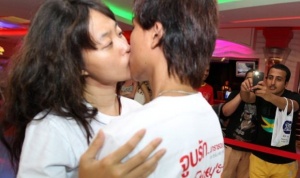 7 тайландски двойки се целуват за рекорд