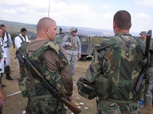 Хванаха военен сутеньор