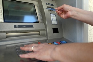 Хванаха двама българи, източвали банкомати в Прага