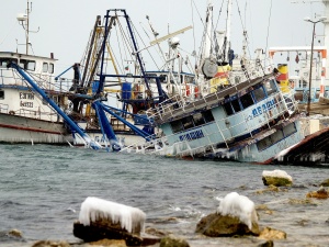До дни вадят потънал рибарски кораб край Варна