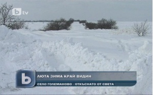 Двуметрови преспи блокираха село