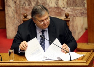 Гръцкият парламент спешно одобри замяната на дълга