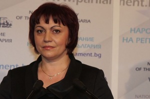 Нинова взела само 7600 лв. бонуси, дарила ги