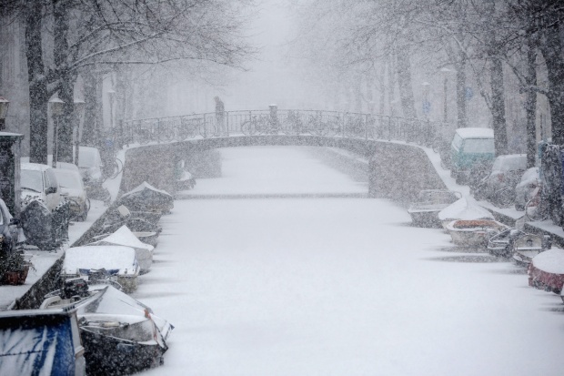 Снегът блокира Европа