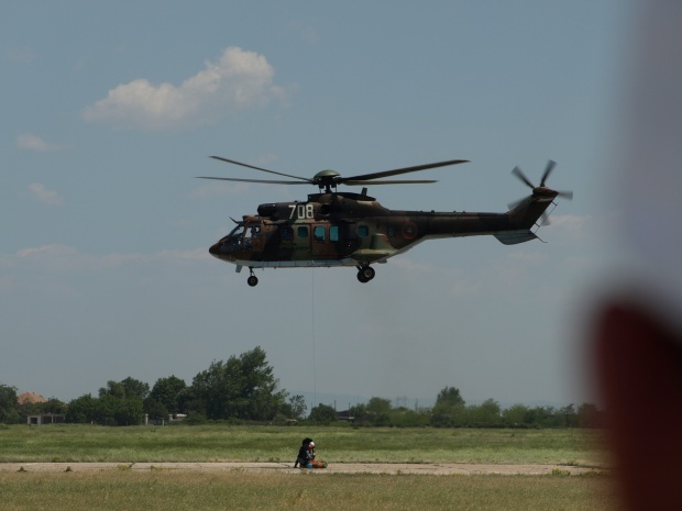 Вертолети, водолази и алпинист спасяват бедстващите в Хасковско