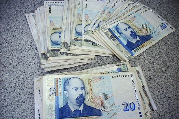 Средната заплата скача до 727 лв. в края на 2011 г.