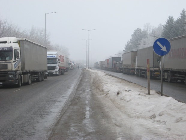 МВнР пита Румъния защо бави тировете по границата