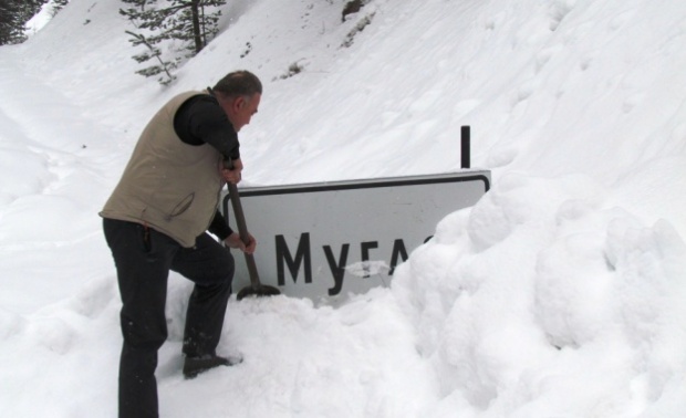 Три лавини затвориха пътя Смолян-Мугла