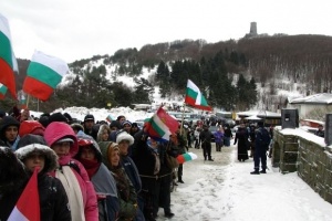 Стотици хора на Шипка въпреки лошото време