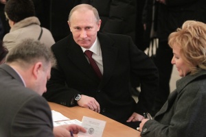 Путин слезе при народа, за да гласува