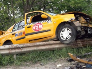 Такси се обърна на бул. „България”