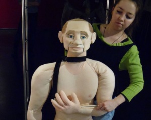 Путин се бори за мъжкото си достойнство в куклена сатира