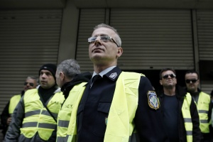 Гръцки полицаи със „светлоотразителен“ протест срещу ниските пенсии