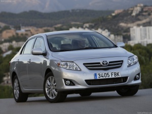 „Тойота“ изтегля 700 000 коли от пазара заради дефекти