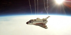 Совалка „Лего“ стигна космоса