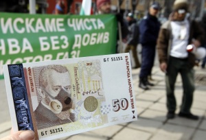 Пенчо Славейков с противогаз срещу шистовия газ