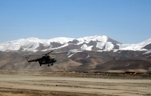 Лавина затрупа село в Афганистан, чакат и потопи