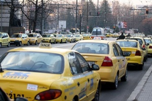 Таксиджии: Вдигаме цените с до 30%