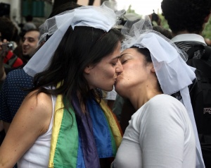 Заради гейовете обявяват „съпруг“ и „съпруга“ за „партньори“
