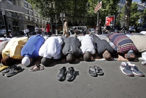 Мароканец нападна джамия във Франция, има жертви