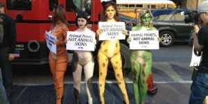 Надпис „Кожата е смърт" "кани" на кожено изложение