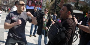 Мъж нападна протестиращите в София сирийци