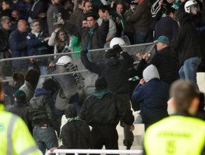 Бой между ултраси и полиция прекрати гръцкото дерби