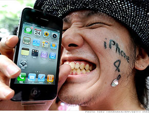 Операторите печелят повече от собствениците на iPhone