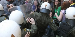 Арести по време на училищен парад в Атина