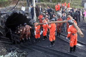 Китайски миньори блокирани под земята вече 4 дни