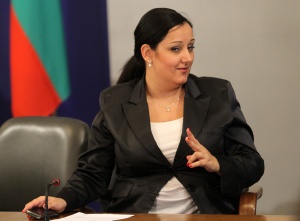 Лиляна Павлова кърпи пътища със спестени почти 4 млн. лв.