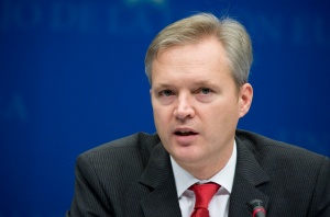 Шведският министър на отбраната подаде оставка