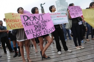 Забраняват късите поли в Индонезия