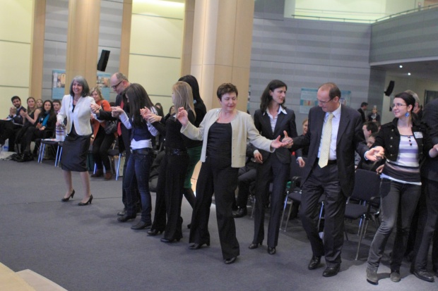 Българи играха хоро в Европейския парламент
