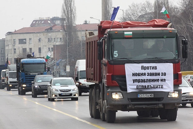 Фирми за скрап протестираха в движение