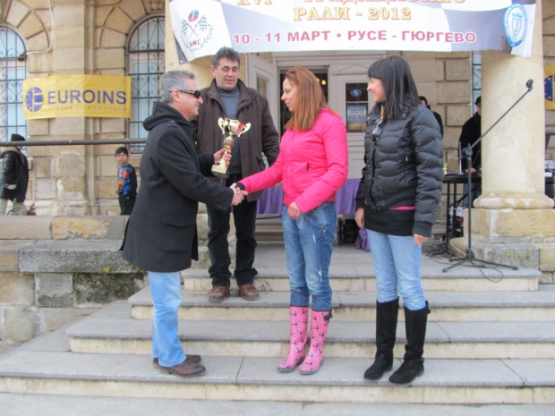 Българки и румънки в осмомартенско рали