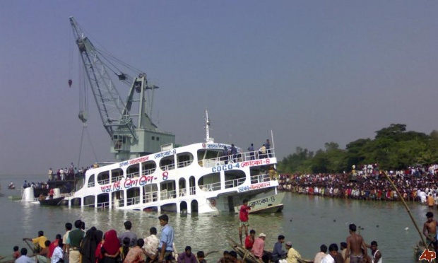 Ферибот с 200 души на борда потъна в Бангладеш