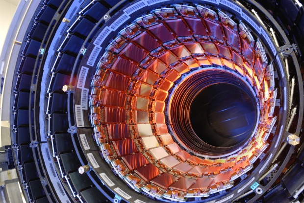 ЦЕРН продължава търсенето на „божествената частица“