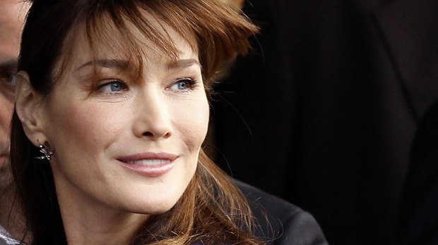 Карла Бруни вдигна мерника на медиите, пази децата си