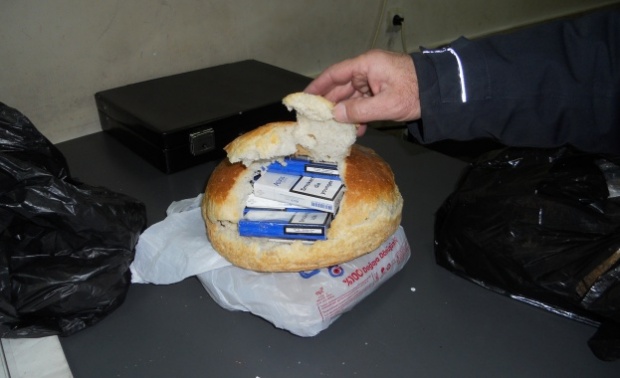 Българка скрила контрабандни цигари в хляб